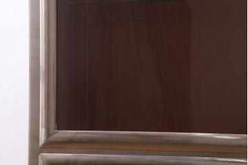 ヴィンテージ家具 フランスビンテージ メディカル シルバーのボディに黄味がかった赤のペイントが格好良いメタルキャビネット(ガラスケース、陳列棚、収納棚)(R-039341)