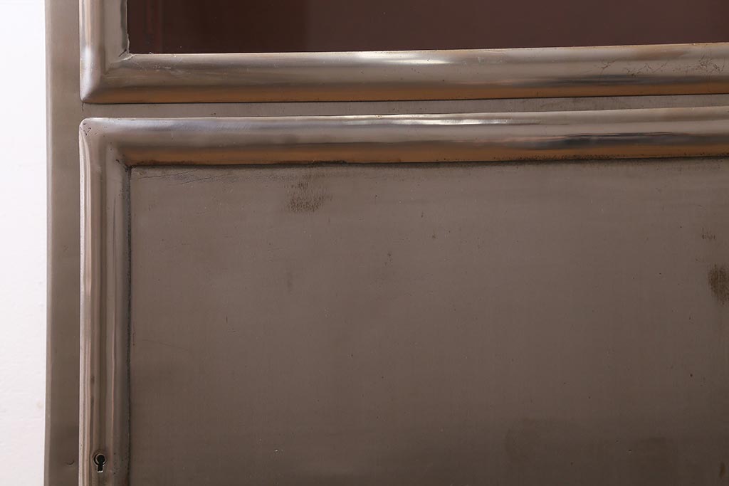 ヴィンテージ家具 フランスビンテージ メディカル シルバーのボディに黄味がかった赤のペイントが格好良いメタルキャビネット(ガラスケース、陳列棚、収納棚)(R-039341)