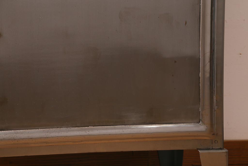 ヴィンテージ家具 フランスビンテージ メディカル シルバーのボディに黄味がかった赤のペイントが格好良いメタルキャビネット(ガラスケース、陳列棚、収納棚)(R-039341)