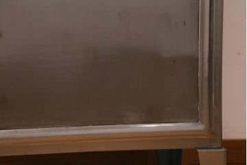 ヴィンテージ家具 フランスビンテージ メディカル シルバーのボディに黄味がかった赤のペイントが格好良いメタルキャビネット(ガラスケース、陳列棚、収納棚)(R-039341)