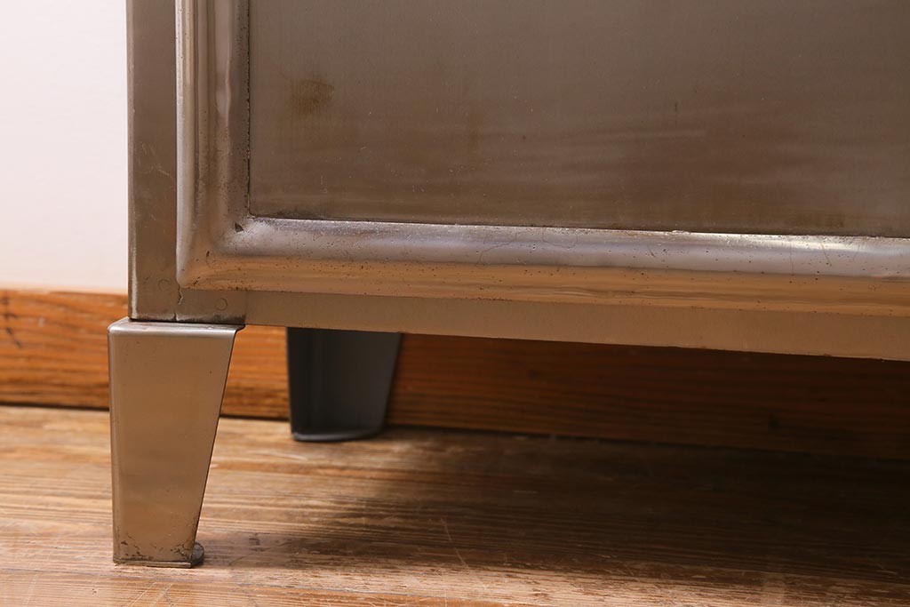 ヴィンテージ家具 フランスビンテージ メディカル シルバーのボディに黄味がかった赤のペイントが格好良いメタルキャビネット(ガラスケース、陳列棚、収納棚)(R-039341)