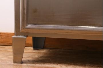 ヴィンテージ家具 フランスビンテージ メディカル シルバーのボディに黄味がかった赤のペイントが格好良いメタルキャビネット(ガラスケース、陳列棚、収納棚)(R-039341)