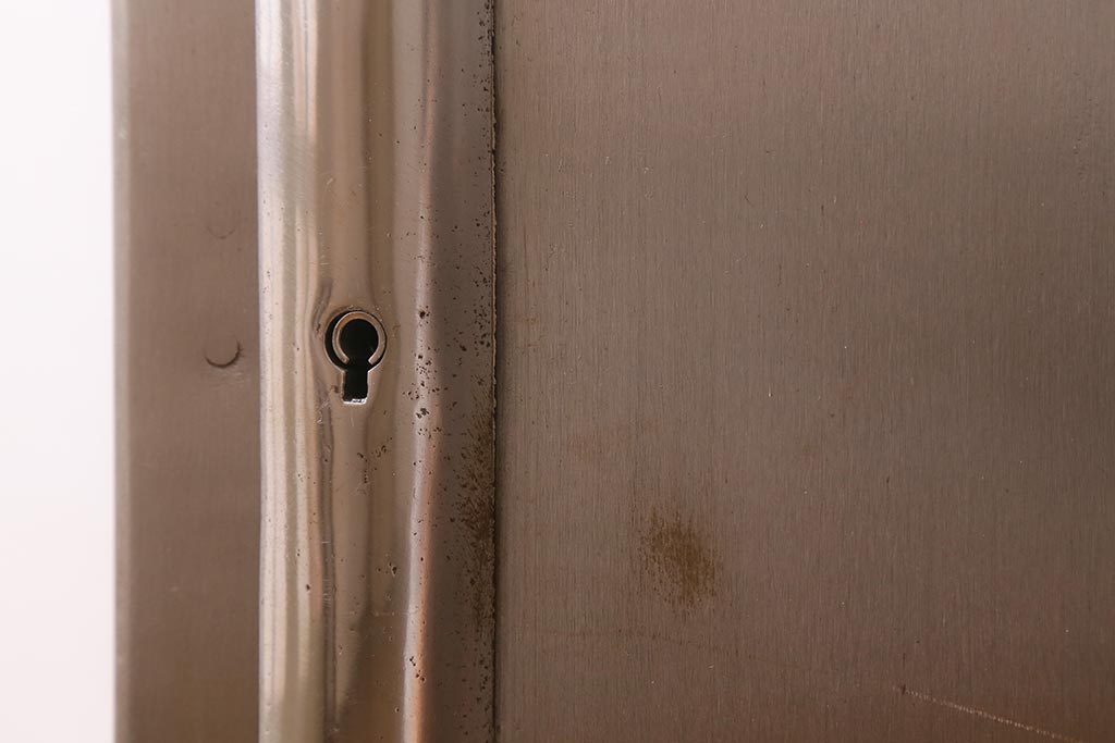 ヴィンテージ家具 フランスビンテージ メディカル シルバーのボディに黄味がかった赤のペイントが格好良いメタルキャビネット(ガラスケース、陳列棚、収納棚)(R-039341)