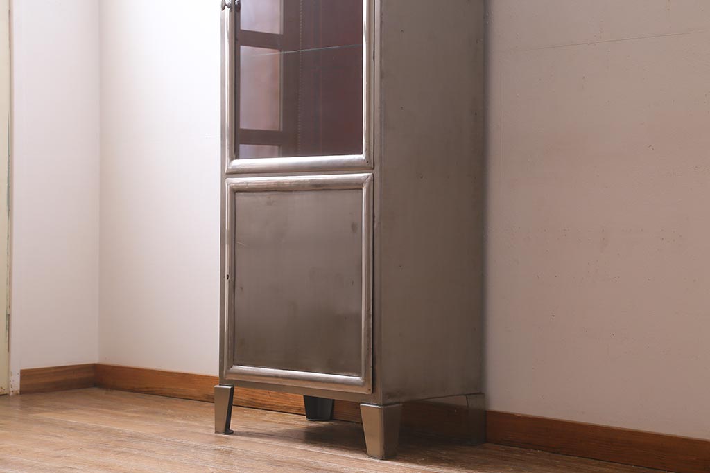 ヴィンテージ家具 フランスビンテージ メディカル シルバーのボディに黄味がかった赤のペイントが格好良いメタルキャビネット(ガラスケース、陳列棚、収納棚)(R-039341)