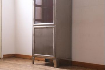 ヴィンテージ家具 フランスビンテージ メディカル シルバーのボディに黄味がかった赤のペイントが格好良いメタルキャビネット(ガラスケース、陳列棚、収納棚)(R-039341)