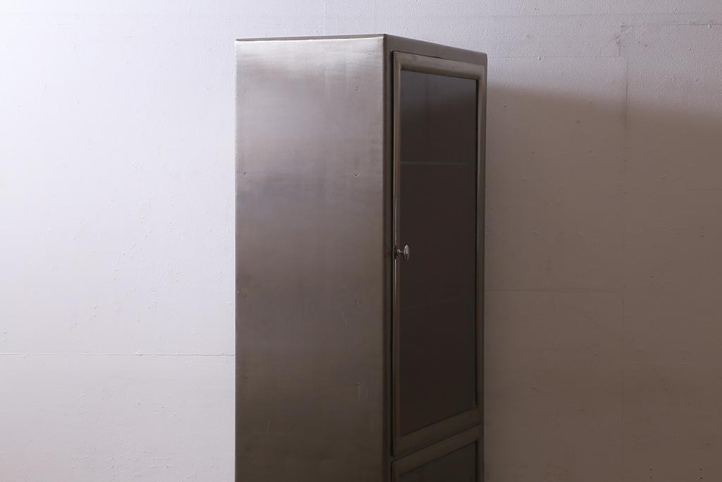 ヴィンテージ家具 フランスビンテージ メディカル シルバーのボディに黄味がかった赤のペイントが格好良いメタルキャビネット(ガラスケース、陳列棚、収納棚)(R-039341)