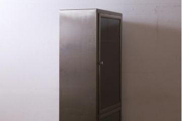 ヴィンテージ家具 フランスビンテージ メディカル シルバーのボディに黄味がかった赤のペイントが格好良いメタルキャビネット(ガラスケース、陳列棚、収納棚)(R-039341)