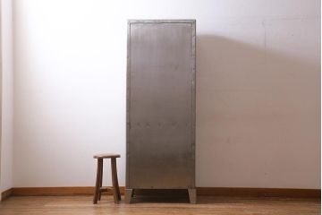 ヴィンテージ家具 フランスビンテージ メディカル シルバーのボディに黄味がかった赤のペイントが格好良いメタルキャビネット(ガラスケース、陳列棚、収納棚)(R-039341)