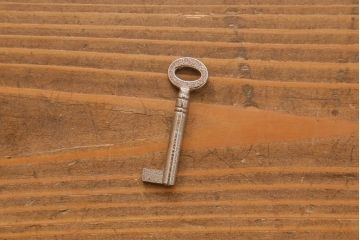 ヴィンテージ家具 フランスビンテージ メディカル シルバーのボディに黄味がかった赤のペイントが格好良いメタルキャビネット(ガラスケース、陳列棚、収納棚)(R-039341)