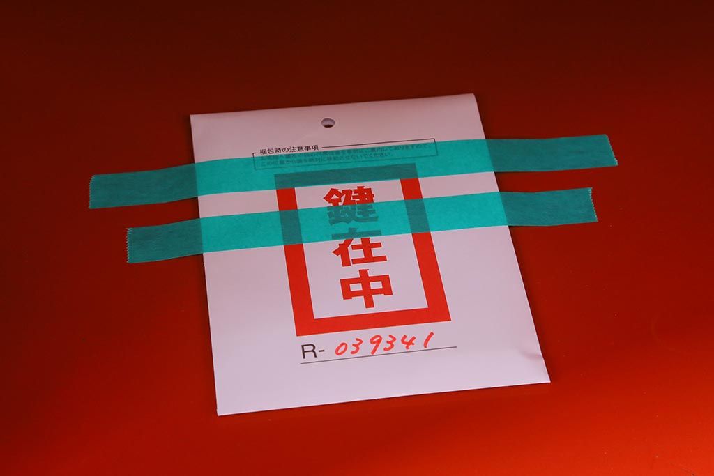 ヴィンテージ家具 フランスビンテージ メディカル シルバーのボディに黄味がかった赤のペイントが格好良いメタルキャビネット(ガラスケース、陳列棚、収納棚)(R-039341)