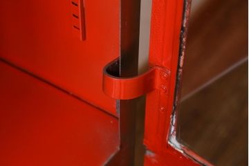 ヴィンテージ家具　フランスビンテージ　メディカル　シルバーのボディに黄味がかった赤のペイントが格好良いメタルキャビネット(ガラスケース、陳列棚、収納棚)(R-039341)