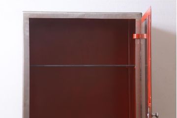 ヴィンテージ家具　フランスビンテージ　メディカル　シルバーのボディに黄味がかった赤のペイントが格好良いメタルキャビネット(ガラスケース、陳列棚、収納棚)(R-039341)
