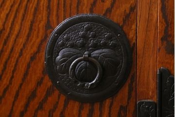 中古　岩谷堂箪笥　菊幸　重厚な和の雰囲気を漂わせる茶棚(食器棚、収納棚)(R-039342)