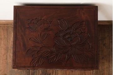 中古　伝統工芸　日光彫り　草花図　見事な花の彫刻が美しい小振りなチェスト(小引き出し、引き出し)(R-039343)