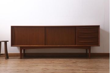 ヴィンテージ家具　北欧ビンテージ　チーク材　大振りなサイドボード(キャビネット、テレビ台、収納棚)(R-039344)