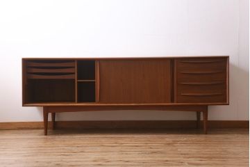 ヴィンテージ家具　北欧ビンテージ　チーク材　大振りなサイドボード(キャビネット、テレビ台、収納棚)(R-039344)