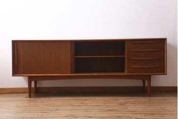 ヴィンテージ家具　北欧ビンテージ　チーク材　大振りなサイドボード(キャビネット、テレビ台、収納棚)(R-039344)