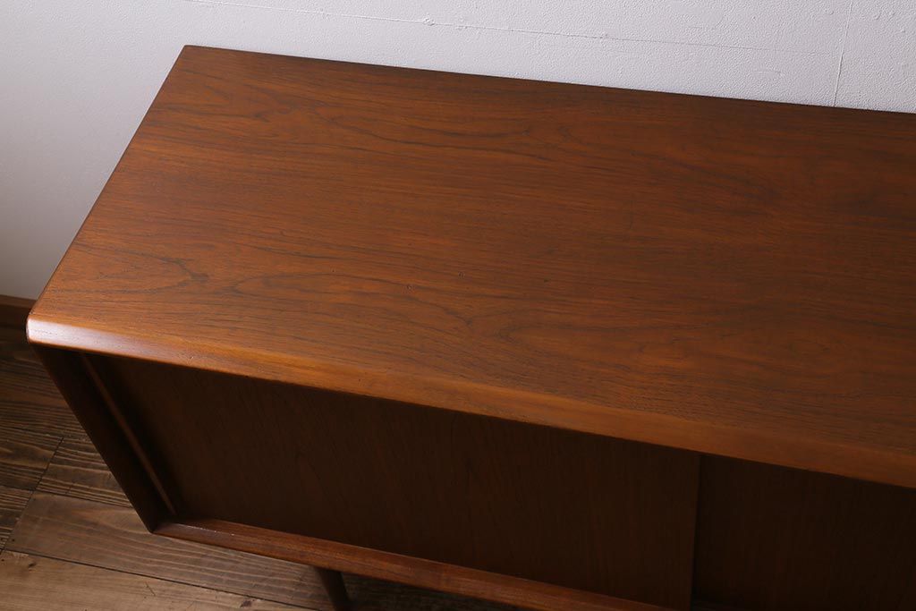 ヴィンテージ家具　北欧ビンテージ　チーク材　大振りなサイドボード(キャビネット、テレビ台、収納棚)(R-039344)