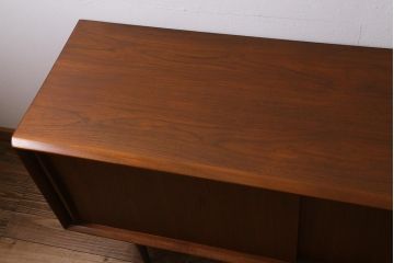 ヴィンテージ家具　北欧ビンテージ　チーク材　大振りなサイドボード(キャビネット、テレビ台、収納棚)(R-039344)