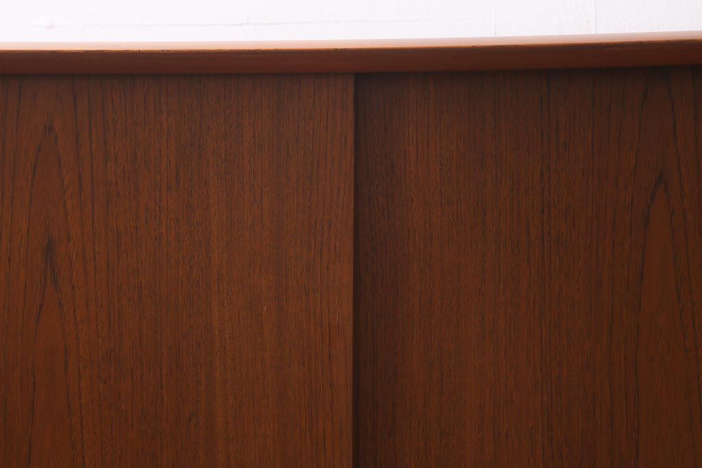 ヴィンテージ家具　北欧ビンテージ　チーク材　大振りなサイドボード(キャビネット、テレビ台、収納棚)(R-039344)