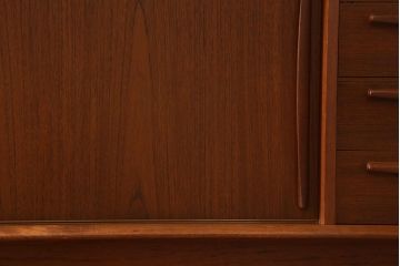 ヴィンテージ家具　北欧ビンテージ　チーク材　大振りなサイドボード(キャビネット、テレビ台、収納棚)(R-039344)