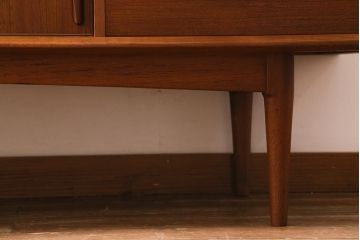 ヴィンテージ家具　北欧ビンテージ　チーク材　大振りなサイドボード(キャビネット、テレビ台、収納棚)(R-039344)