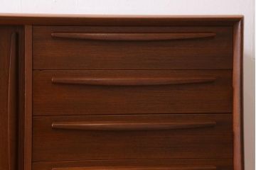 ヴィンテージ家具　北欧ビンテージ　チーク材　大振りなサイドボード(キャビネット、テレビ台、収納棚)(R-039344)