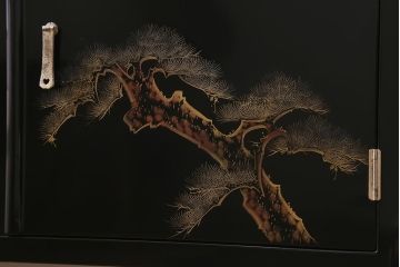 中古　伝統工芸品　松月作　漆塗り　力強い松の蒔絵が美しい飾り棚(茶箪笥、茶棚)(R-039345)