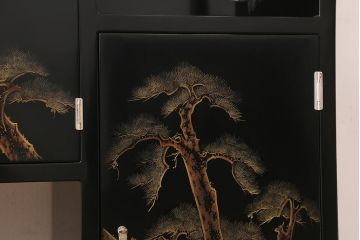 中古　伝統工芸品　松月作　漆塗り　力強い松の蒔絵が美しい飾り棚(茶箪笥、茶棚)(R-039345)