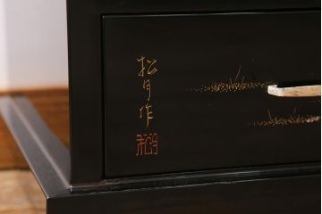 中古　伝統工芸品　松月作　漆塗り　力強い松の蒔絵が美しい飾り棚(茶箪笥、茶棚)(R-039345)