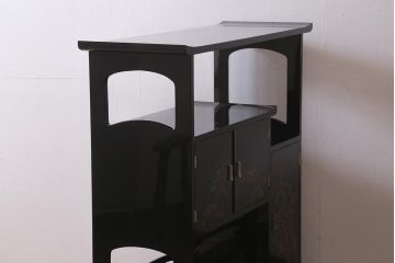 中古　伝統工芸品　松月作　漆塗り　力強い松の蒔絵が美しい飾り棚(茶箪笥、茶棚)(R-039345)