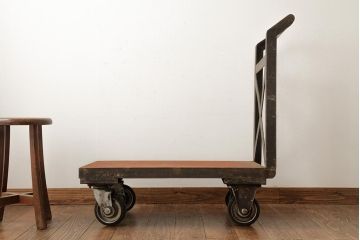 和製ビンテージ　重厚感でインダストリアルな佇まいがおしゃれなアイアン製カート(台車、鉄製、ディスプレイ、ヴィンテージ)(R-039346)