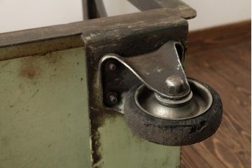 和製ビンテージ　重厚感でインダストリアルな佇まいがおしゃれなアイアン製カート(台車、鉄製、ディスプレイ、ヴィンテージ)(R-039346)