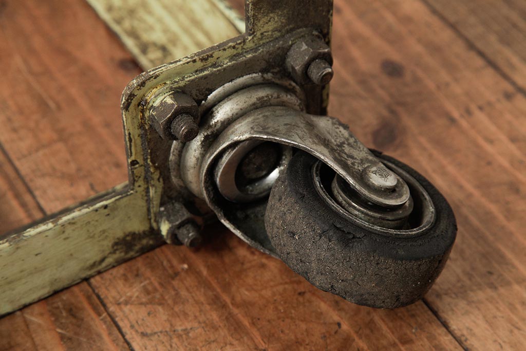 ビンテージ　インダストリアル　シャビーな質感と重厚感がおしゃれなアイアン製カート(台車、鉄製、ディスプレイ)(R-039347)