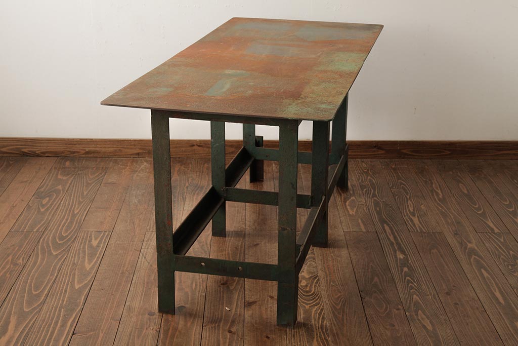 ビンテージ家具　インダストリアル　シャビーな質感と重厚感がおしゃれなアイアン製作業台(鉄製)(R-039352)