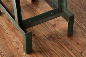 ビンテージ家具　インダストリアル　シャビーな質感と重厚感がおしゃれなアイアン製作業台(鉄製)(R-039352)