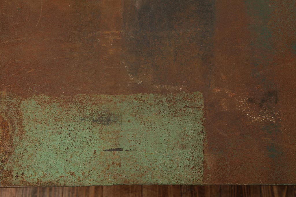 ビンテージ家具　インダストリアル　シャビーな質感と重厚感がおしゃれなアイアン製作業台(鉄製)(R-039352)