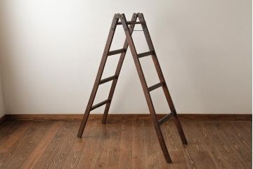 ジャンク品　和製アンティーク　カシ材　味わいのある風合いが魅力のステップラダー(脚立)(R-039353)