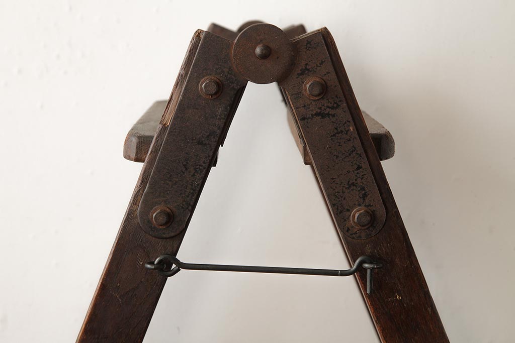 ジャンク品　和製アンティーク　カシ材　味わいのある風合いが魅力のステップラダー(脚立)(R-039353)