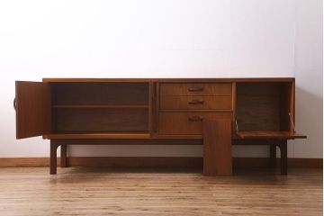 ヴィンテージ家具　北欧ビンテージ　G-PLAN(ジープラン)　Sierra(シエラ)　バイカラーがお洒落!存在感抜群のサイドボード(サイドキャビネット、収納棚、戸棚)(R-039358)