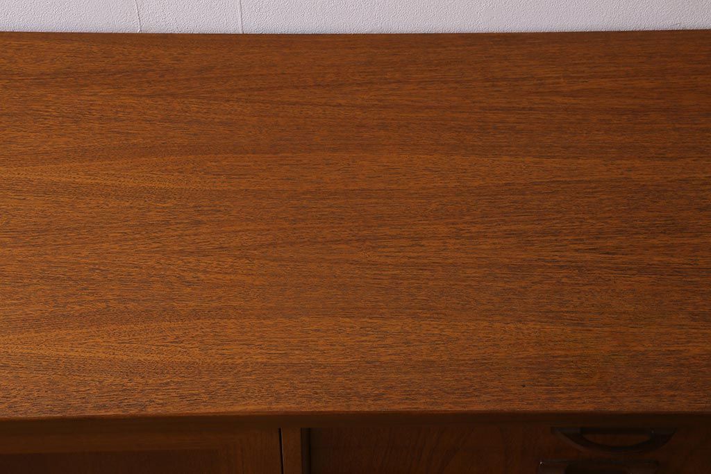 ヴィンテージ家具　北欧ビンテージ　G-PLAN(ジープラン)　Sierra(シエラ)　バイカラーがお洒落!存在感抜群のサイドボード(サイドキャビネット、収納棚、戸棚)(R-039358)