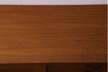 ヴィンテージ家具　北欧ビンテージ　G-PLAN(ジープラン)　Sierra(シエラ)　バイカラーがお洒落!存在感抜群のサイドボード(サイドキャビネット、収納棚、戸棚)(R-039358)