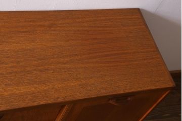 ヴィンテージ家具　北欧ビンテージ　G-PLAN(ジープラン)　Sierra(シエラ)　バイカラーがお洒落!存在感抜群のサイドボード(サイドキャビネット、収納棚、戸棚)(R-039358)