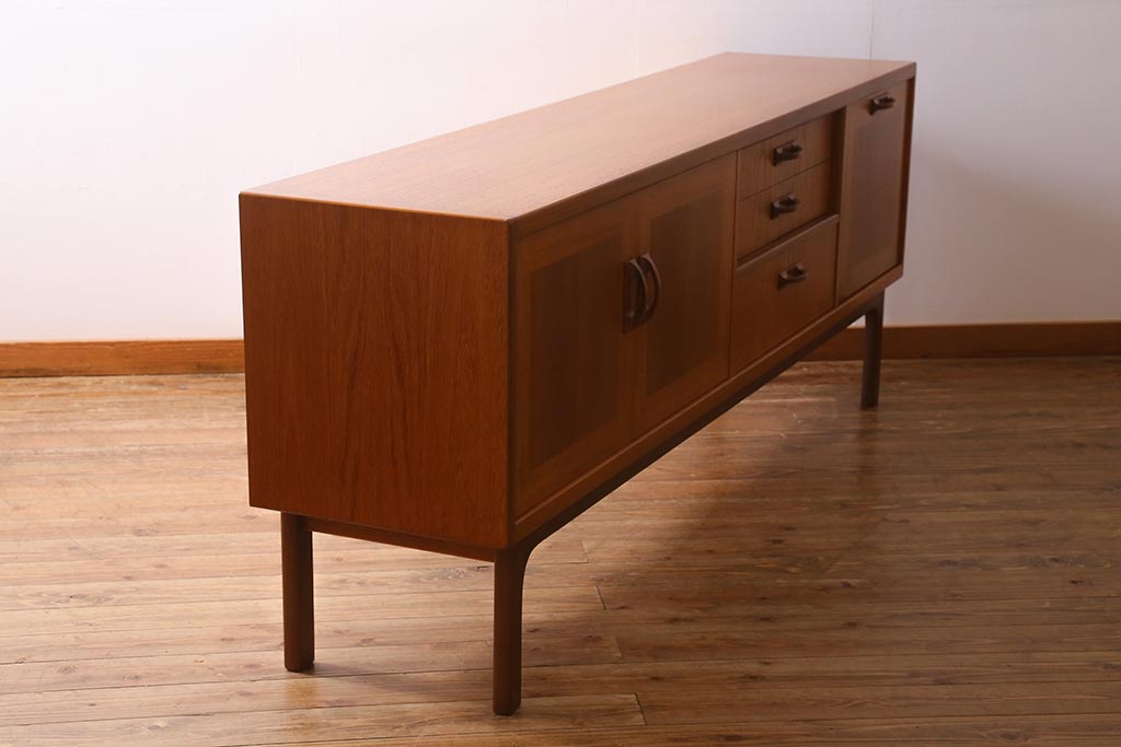 ヴィンテージ家具　北欧ビンテージ　G-PLAN(ジープラン)　Sierra(シエラ)　バイカラーがお洒落!存在感抜群のサイドボード(サイドキャビネット、収納棚、戸棚)(R-039358)