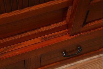 新古品　民芸家具　ニレ材　上質な和の雰囲気漂う水屋箪笥サイドボード(収納棚、戸棚、テレビ台)(R-039360)