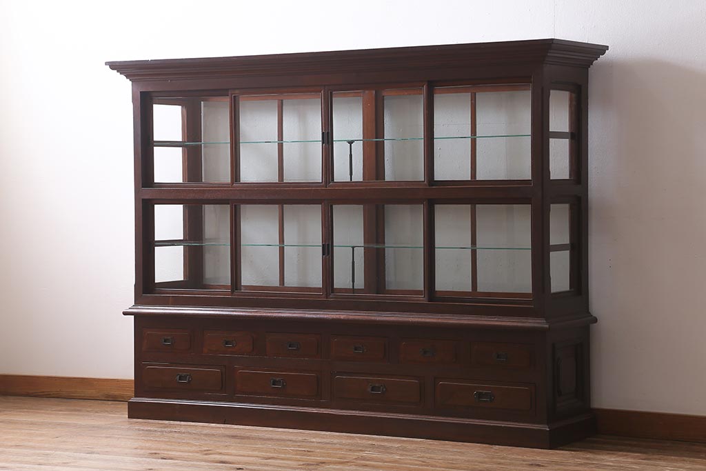 アンティーク家具　和製アンティーク　総ケヤキ材　特注品　上手物　丁寧な意匠が光る大型ガラスケース(ショーケース、陳列棚)(R-039365)