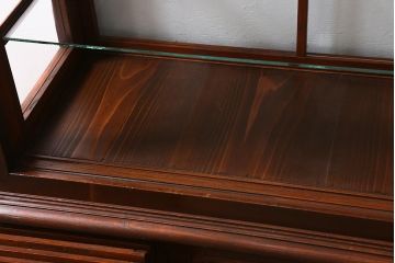 アンティーク家具　和製アンティーク　総ケヤキ材　特注品　上手物　丁寧な意匠が光る大型ガラスケース(ショーケース、陳列棚)(R-039365)