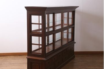 アンティーク家具　和製アンティーク　総ケヤキ材　特注品　上手物　丁寧な意匠が光る大型ガラスケース(ショーケース、陳列棚)(R-039365)