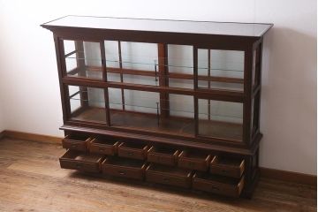 アンティーク家具　和製アンティーク　総ケヤキ材　特注品　上手物　丁寧な意匠が光る大型ガラスケース(ショーケース、陳列棚)(R-039365)
