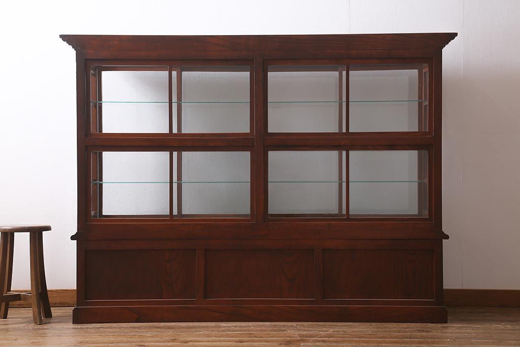 アンティーク家具　和製アンティーク　総ケヤキ材　特注品　上手物　丁寧な意匠が光る大型ガラスケース(ショーケース、陳列棚)(R-039365)